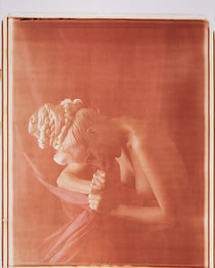 Laurie - mit roter Seide