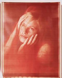 Nathalie - Portrait hinter Stoff II